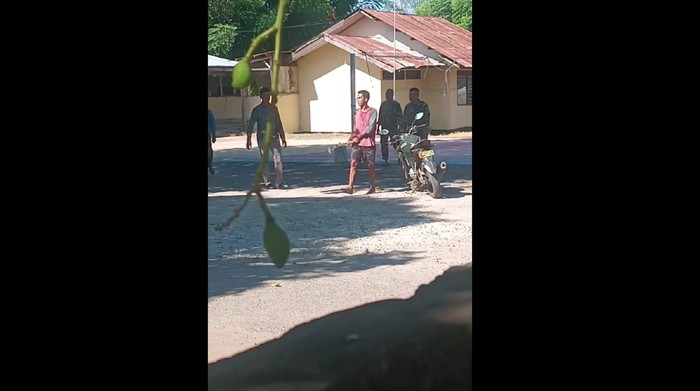 Aksi Nekat Pria Mabuk Kejar Polisi Pakai Parang di Bima